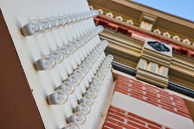 Moderne Lichter an der Fassade eines historischen Gebäudes, Blick nach oben