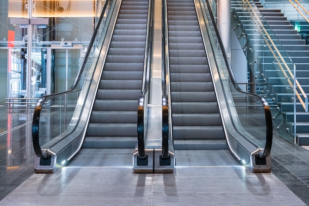 Moderne Luxusrolltreppen mit Treppenhaus