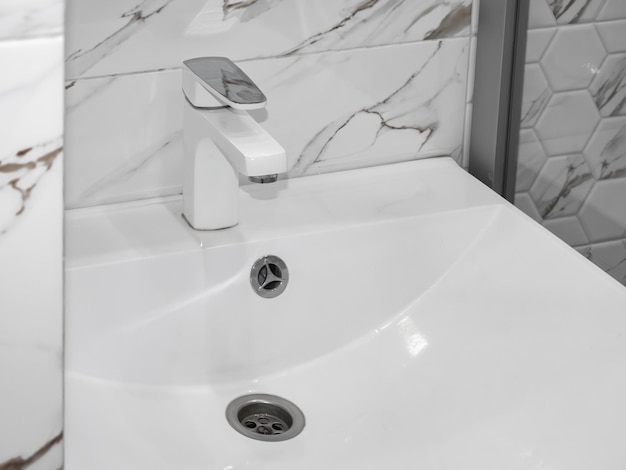Moderne matte Badezimmer-Hahn