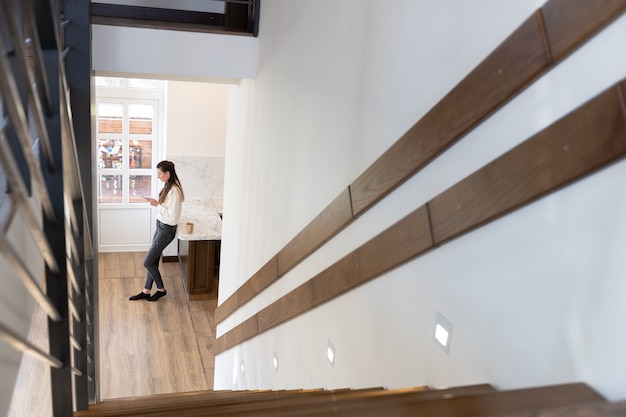 Moderne Metalltreppe im skandinavischen Interieur