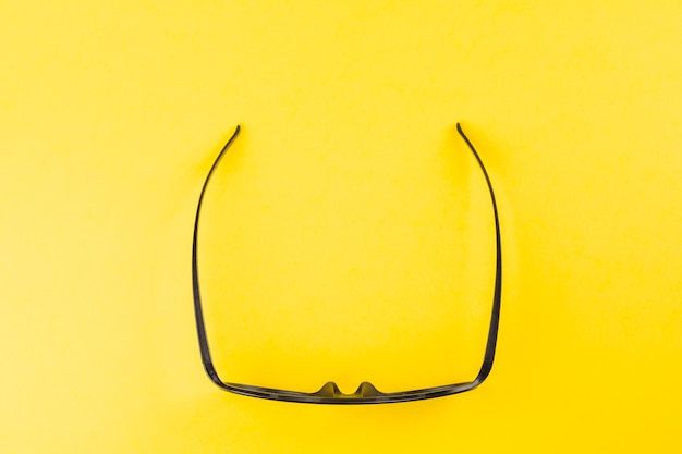 Moderne Mode- und Bürobrillen isoliert auf gelbem Hintergrund