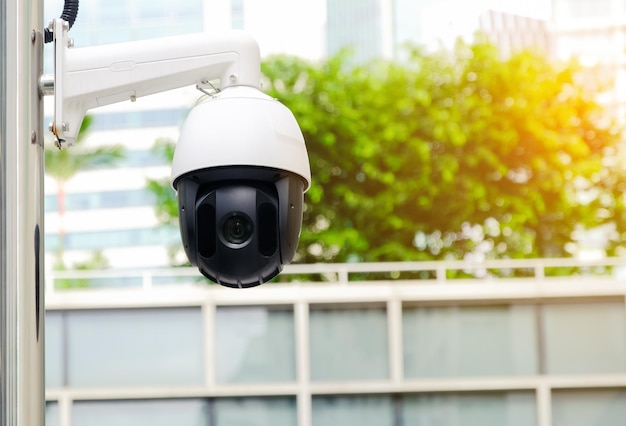 Moderne öffentliche CCTV-Kamera an der Stange mit Kopierraum
