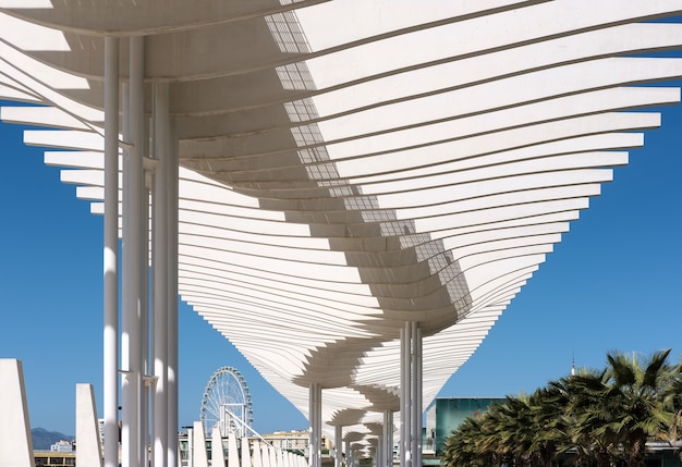 Moderne Pergola im Hafengebiet von Malaga