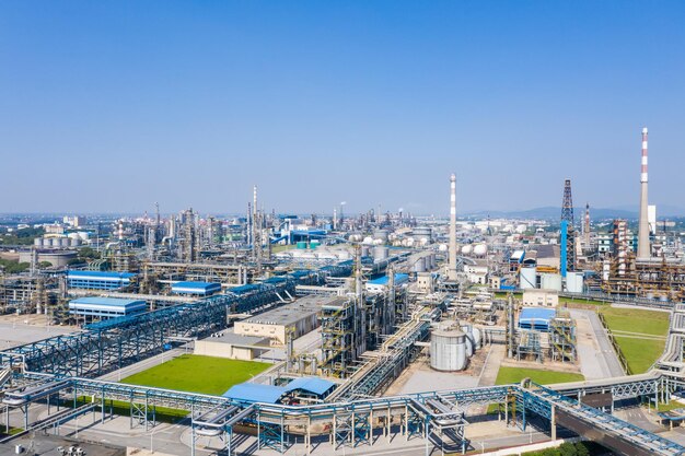 Moderne petrochemische Ölraffinerie vor blauem Himmel