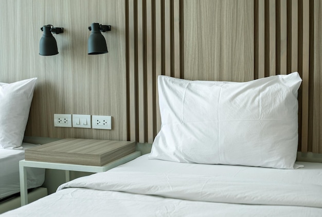 Foto moderne schlafzimmereinrichtung mit wandlampe und tisch