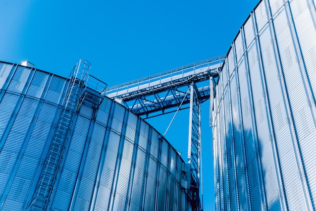 Moderne Silos zur Lagerung der Getreideernte.