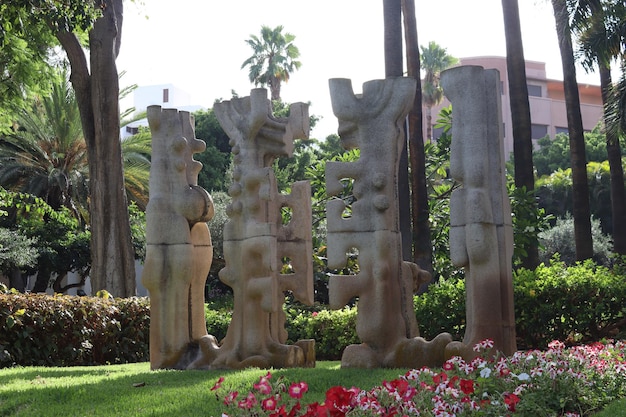 Moderne Skulptur auf einem der Spaziergänge im Park Garcia Sanabria im Stadtzentrum der Stadt Sant