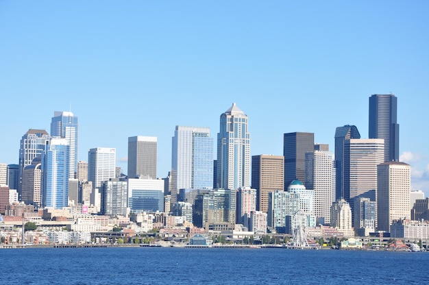 Moderne Skyline gegen den Himmel vom Meer aus