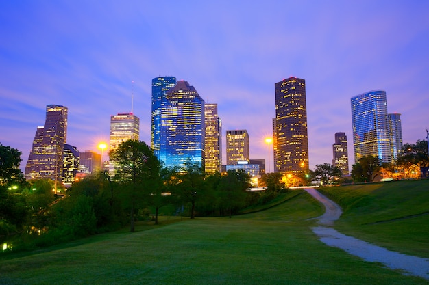 Moderne Skyline Houston Texas an der Sonnenuntergangdämmerung vom Park