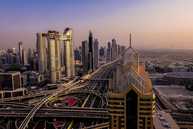 Moderne Skyline von Dubai nach Sonnenuntergang mit schönem Licht und Burj Khalifa