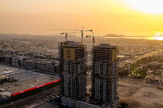 Moderne Skyline von Dubai nach Sonnenuntergang mit schönem Licht und Burj Khalifa