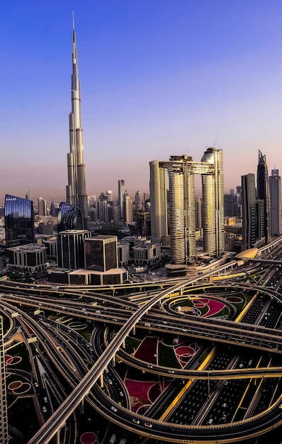 Moderne Skyline von Dubai nach Sonnenuntergang mit schönem Licht und Burj Khalifa