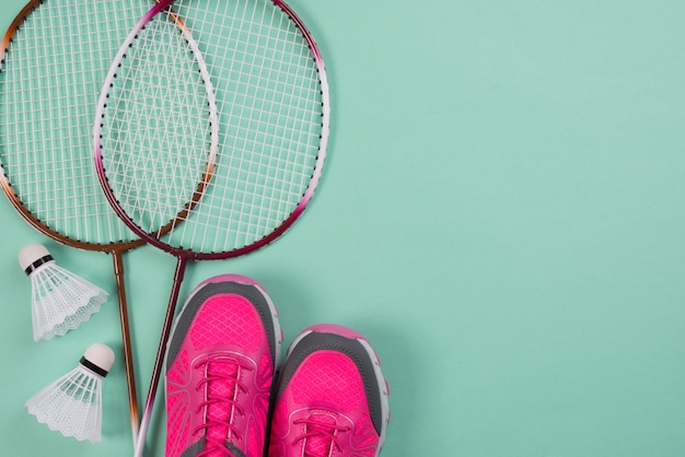 Foto moderne sportkomposition mit badmintonelementen