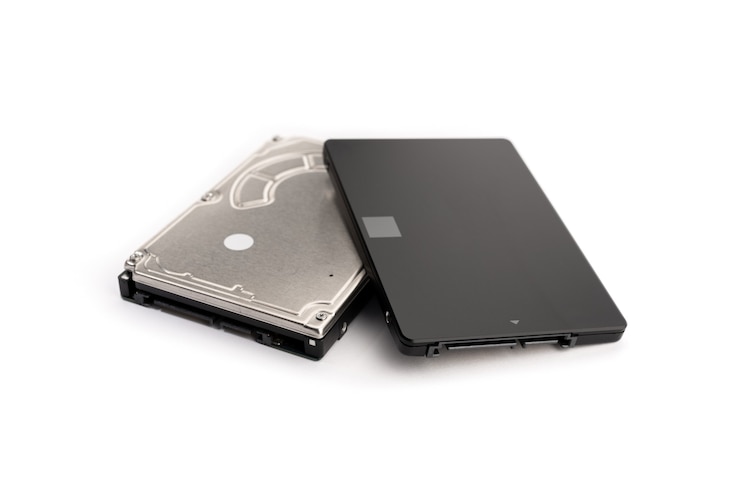 Foto moderne ssd und alte hdd-festplatte isoliert auf weißem hintergrund. computerhardware-datenspeicherung