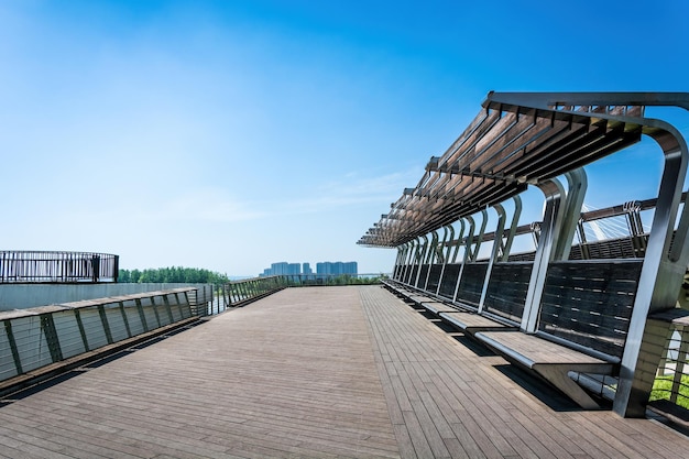 Moderne Stadtgebäude am sonnigen Tag