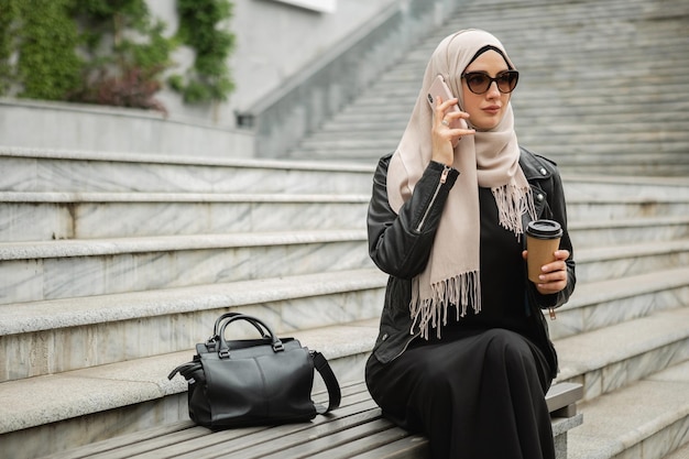 Foto moderne stilvolle muslimische frau im hijab in der stadtstraße