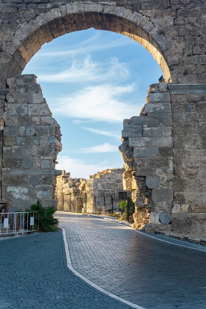 Moderne Straße führt durch das alte Vespasian-Tor in Side, Türkei