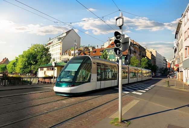 Moderne Straßenbahn auf der Straße von Straßburg, Frankreich