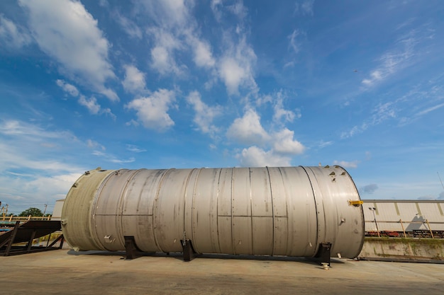 Moderne Tank-Horizontalchemie-Fabrik mit großen Glanztanks