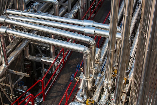 Moderne Tank- und Pipeline-Chemiefabrik mit großen Glanztanks für das Mischprodukt Motorenöl