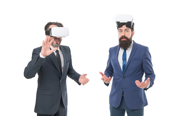 Moderne Technologie im agilen Geschäft Reife Männer mit Bart im formellen Anzug Digitale Zukunft und Innovation Virtual Reality Partnerschaft und Teamarbeit Geschäftsleute tragen VR-Brillen Moderne Technologien