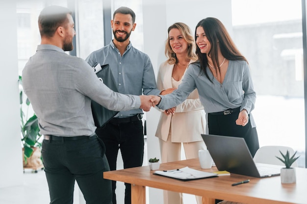 Moderne Technologien Gruppe von Geschäftsleuten, die im Büro an dem Projekt arbeiten