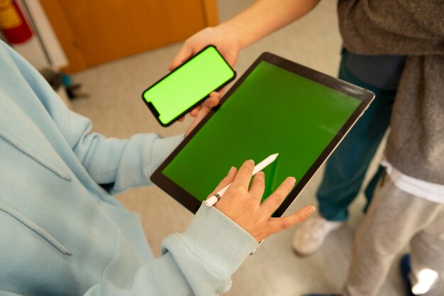 Moderne Technologien Hände, die ein digitales Tablett mit einem Stift und einem Telefon halten Gadgets mit leerer Ansicht