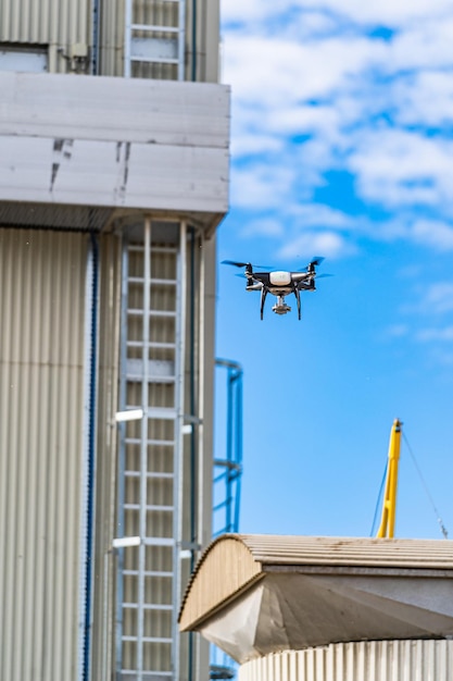 Moderne technologische Versandinnovation. Drohne schnelles Lieferkonzept. Copter fliegt über der Stadt.
