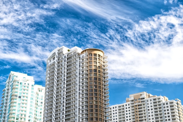 Moderne, teure Gebäudefassaden in Miami. Florida gegen blauen Himmel am sonnigen Tag