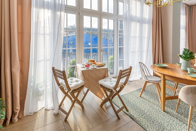 Moderne teure luxuriöse offene Wohnung. Reichhaltiges Interieur im skandinavischen Stil mit Holzbalken an der Decke in Pastellfarben