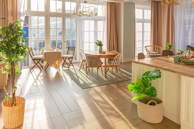 Moderne teure luxuriöse offene Wohnung. Reichhaltiges Interieur im skandinavischen Stil mit Holzbalken an der Decke in Pastellfarben