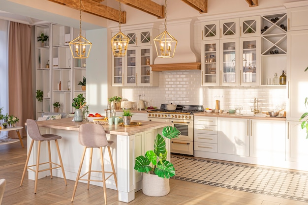 Moderne teure luxuriöse offene Wohnung. Reichhaltiges Interieur im skandinavischen Stil mit Holzbalken an der Decke in Pastellfarben