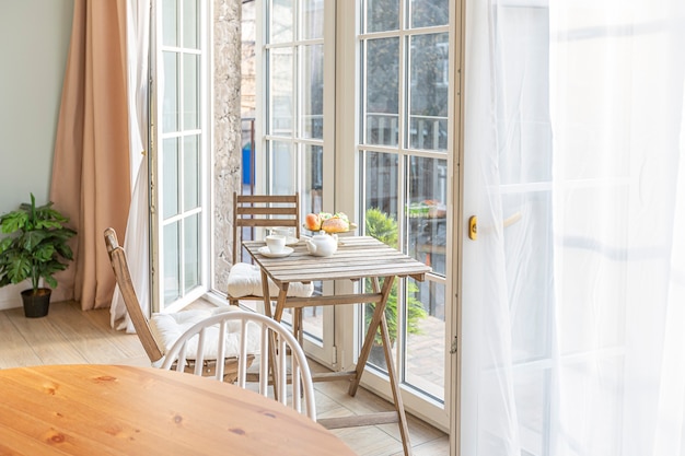 Moderne teure luxuriöse offene Wohnung. Reichhaltiges Interieur im skandinavischen Stil mit Holzbalken an der Decke in Pastellfarben