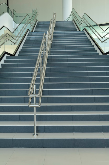 Foto moderne treppe zum bürogebäude im obergeschoss