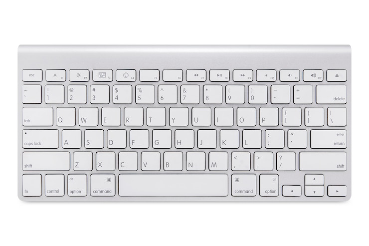 Foto moderne weiße drahtlose tastatur lokalisiert auf weißem hintergrund
