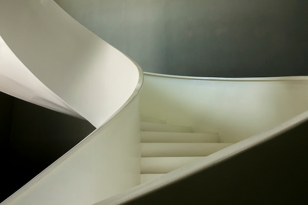 Moderne weiße Wendeltreppe