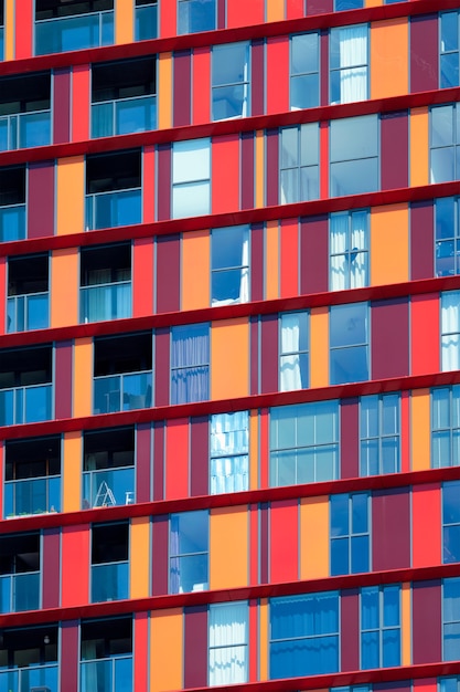 Moderne Wohnhausfassade mit Fenstern und Balkonen rotterdam