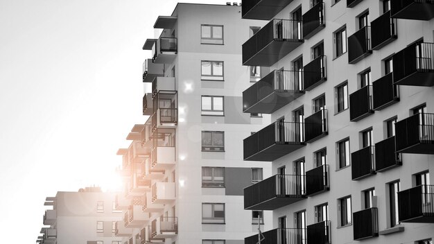 Foto moderne wohnungen an einem sonnigen tag fassade eines modernen wohngebäudes schwarz-weiß