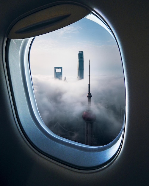 Moderne Wolkenkratzer durch ein Flugzeugfenster