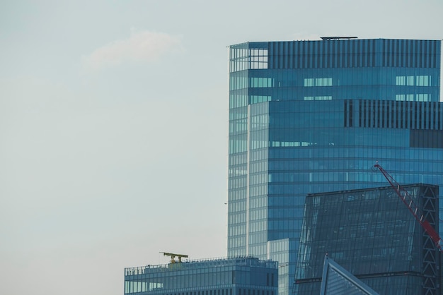 Moderne Wolkenkratzer in der Stadt Finanzbürogebäude mit blauem Himmel im Hintergrund Glasfenster auf
