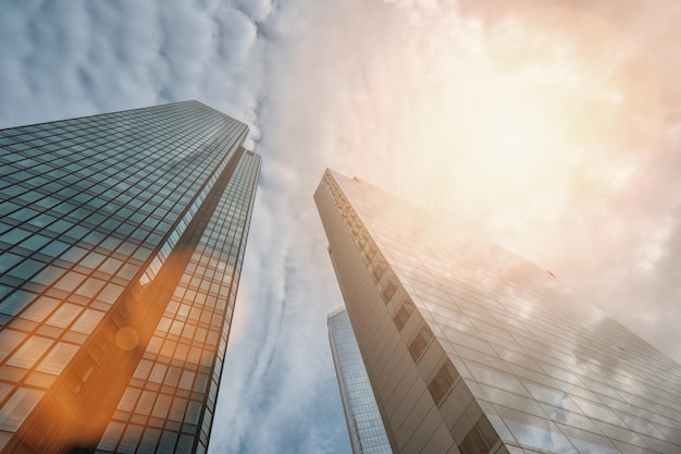 Moderne Wolkenkratzer mit Sonnenlicht in einem Geschäftsviertel. ideal für Webseiten und Zeitschriftenlayouts