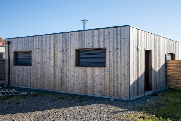 Moderne Würfel kleine Holzhaus quadratische Fassade zeitgenössische Hauserweiterung von der Straße