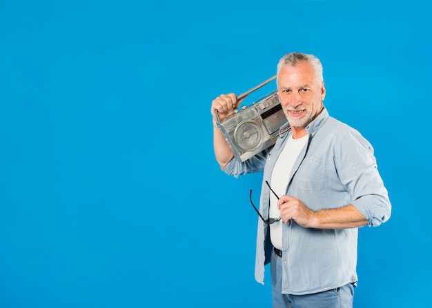 Foto moderner älterer mann mit weinleseradio