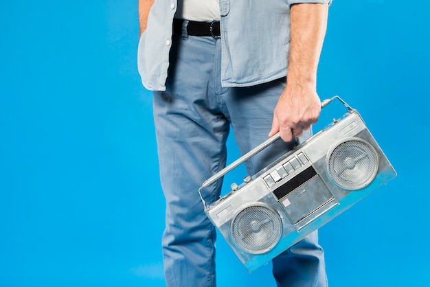 Moderner älterer mann mit weinleseradio