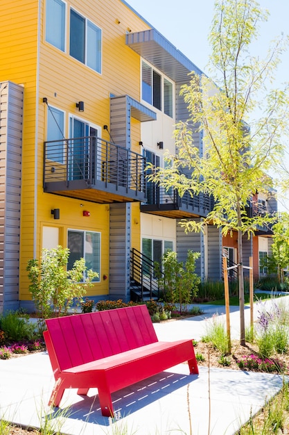 Moderner Apartmentkomplex in hellen Farben gestrichen.