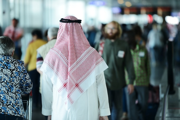 Moderner arabischer Geschäftsmann innerhalb des Flugzeuges