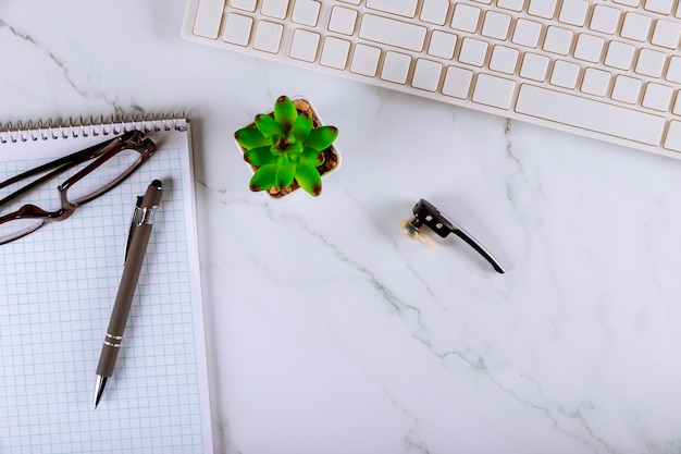 Moderner Arbeitsplatz am Schreibtisch mit Zubehör