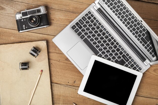 Foto moderner arbeitsplatz mit laptop und tablet-pc auf einem holztisch