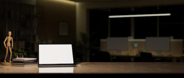 Moderner Arbeitsplatz mit Tablet-Mockup und Kopierraum über verschwommenem, dunklem Büro bei Nacht im Hintergrund