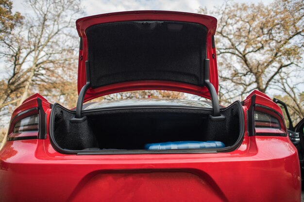 Moderner Auto-Kasten in voller Größe geöffneter Fahrzeugkasten